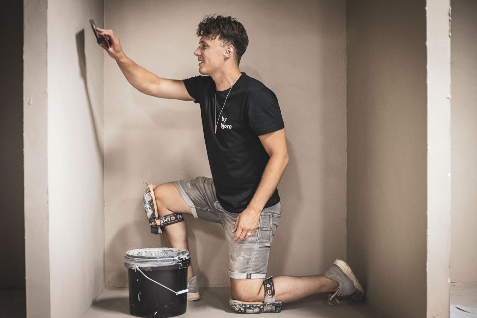 Verwerker Stan is de producten van By Bjorn aan het verwerken