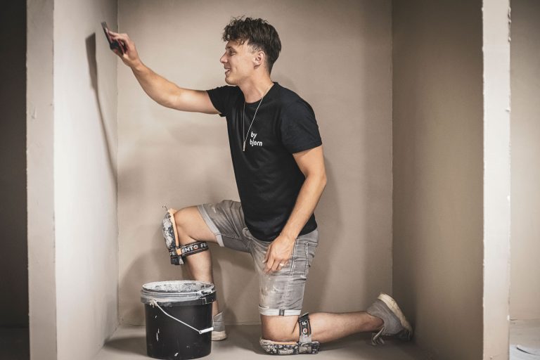 Verwerker Stan is de producten van By Bjorn aan het verwerken